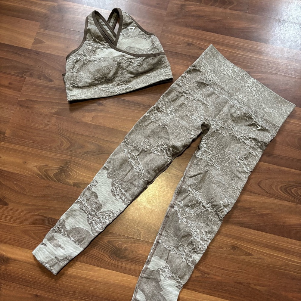 ADAPT CAMO GYM SHARK SPORTS BRA AND LEGGINGS SET